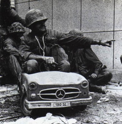 Сержант морской пехоты Ф.А. Томас готовится штурмовать позиции вьетконговцев на автомобиле Мерседес-Бенц. Город Хюэ, февраль 1968 года..jpg