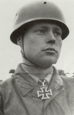 6_Oberleutnant_Wolfgang_Graf_von_Bl_cher_fallschirmjager_helmet.jpg