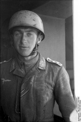 400px-bundesarchiv_bild_101i-571-1702-30a2c_italien2c_fallschirmjc3a4ger.jpg