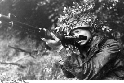 Bundesarchiv_Bild_101I-720-0344-11,_Frankreich,_Fallschirmjäger_mit_FJG_42_in_Stellung.jpg