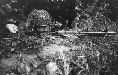 Bundesarchiv_Bild_101I-720-0344-09,_Frankreich,_Fallschirmjäger_mit_Fallschirmjägergewehr.jpg