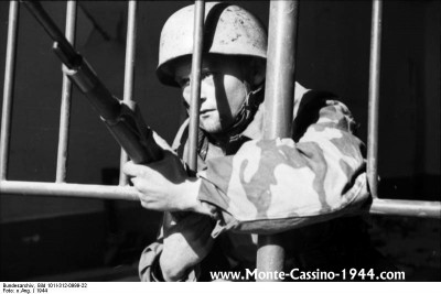 bundesarchiv_bild_101i-312-0999-22,_italien,_deutscher_fallschirmjäger_monte_cassino_1944_com.jpg