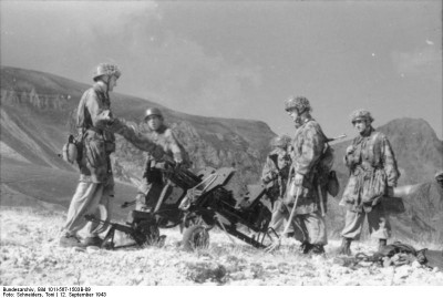 Bundesarchiv_Bild_101I-567-1503B-09,_Gran_Sasso,_Fallschirmjäger_mit_Geschütz.jpg