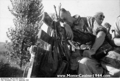 bundesarchiv_bild_101i-567-1503d-21,_italien,_abruzzen._abmarsch_fallschirmjäger_monte_cassino_1944_com.jpg