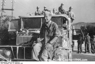 bundesarchiv_bild_101i-567-1503d-28,_italien,_abruzzen._abmarsch_fallschirmjäger_monte_cassino_1944_com.jpg