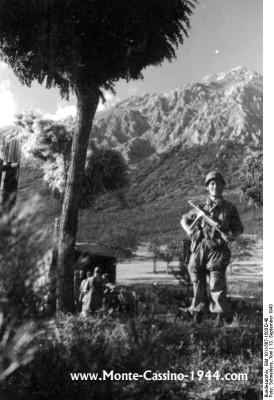 bundesarchiv_bild_101i-567-1503d-40,_italien,_abruzzen._abmarsch_fallschirmjäger_monte_cassino_1944_com.jpg