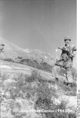 bundesarchiv_bild_101i-567-1503d-41,_italien,_abruzzen._abmarsch_fallschirmjäger_monte_cassino_1944_com.jpg