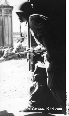 bundesarchiv_bild_101i-567-1509-38a,_italien,_fallschirmjäger_mit_mp_monte_cassino_1944_com.jpg