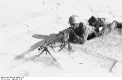 bundesarchiv_bild_101i-568-1537-05,_italien,_rom,_fallschirmjäger_mit_mg_42,_feuernd_monte_cassino_1944_com.jpg