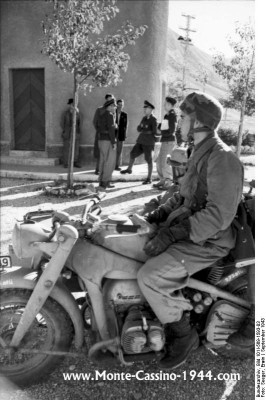 bundesarchiv_bild_101i-569-1593-03,_italien,_fallschirmjäger_auf_motorradgespann_monte_cassino_1944_com.jpg