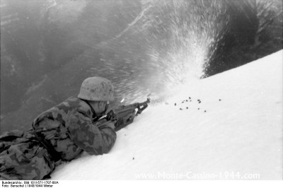 bundesarchiv_bild_101i-571-1707-08a,_italien,_fallschirmjäger_mit_mp_im_schnee,_feuernd_monte_cassino_1944_com.jpg