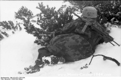 bundesarchiv_bild_101i-571-1707-25a,_italien,_fallschirmjäger_mit_mp_im_schnee_monte_cassino_1944_com.jpg