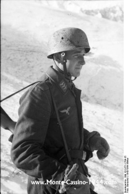 bundesarchiv_bild_101i-571-1709-25,_italien,_fallschirmjäger_im_schnee_monte_cassino_1944_com.jpg