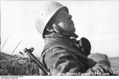 bundesarchiv_bild_101i-575-1824-13,_italien,_fallschirmjäger,_himmel_beoachtend_monte_cassino_1944_com.jpg