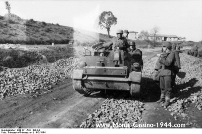 bundesarchiv_bild_101i-576-1829-04,_italien,_deutsche_und_italienische_soldaten,_panzer_monte_cassino_1944_com.jpg