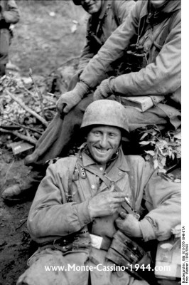bundesarchiv_bild_101i-576-1846-07a,_italien,_fallschirmjäger_bei_rast_monte_cassino_1944_com.jpg