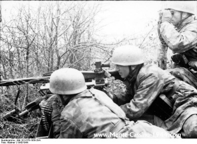 bundesarchiv_bild_101i-576-1850-29a,_italien,_fallschirmjäger_mit_mg_monte_cassino_1944_com.jpg