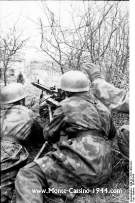 bundesarchiv_bild_101i-576-1850-31a,_italien,_fallschirmjäger_mit_mg_monte_cassino_1944_com.jpg