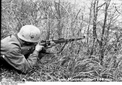 bundesarchiv_bild_101i-576-1850-36a,_italien,_fallschirmjäger_mit_gewehr_zielend_monte_cassino_1944_com.jpg