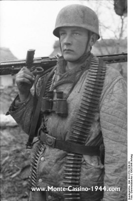 bundesarchiv_bild_101i-578-1939-20,_bei_monte_cassino,_fallschirmjäger_mit_mg_und_patronen_monte_cassino_1944_com.jpg