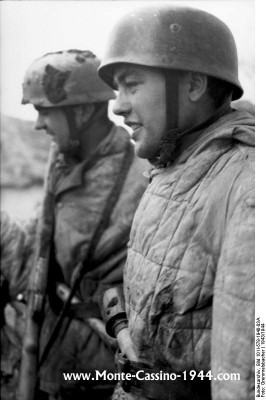 bundesarchiv_bild_101i-578-1940-03a,_bei_monte_cassino,_deutsche_fallschirmjäger_monte_cassino_1944_com.jpg