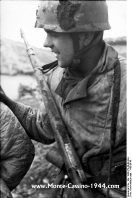 bundesarchiv_bild_101i-578-1940-04a,_bei_monte_cassino,_deutscher_fallschirmjäger_monte_cassino_1944_com.jpg