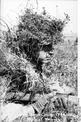 bundesarchiv_bild_101i-579-1954-29,_italien,_getarnter_fallschirmjäger_monte_cassino_1944_com.jpg