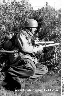 bundesarchiv_bild_101i-579-1957-19,_italien,_fallschirmjäger_mit_flammenwerfer_monte_cassino_1944_com.jpg
