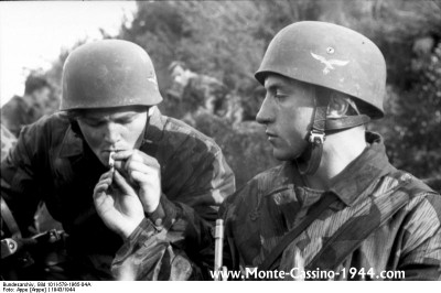 bundesarchiv_bild_101i-579-1965-04a,_italien,_fallschirmjäger_zigarette_rauchend_monte_cassino_1944_com.jpg