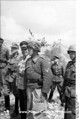 bundesarchiv_bild_101i-580-1983-19a,_italien,_truppeninspektion_durch_albert_kesselring_monte_cassino_1944_com.jpg