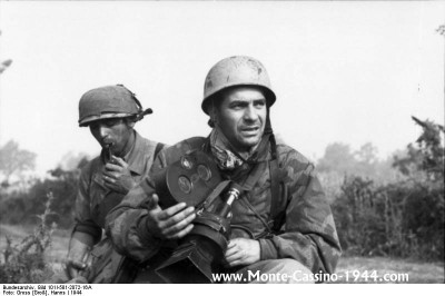 bundesarchiv_bild_101i-581-2072-16a,_italien,_fallschirmjäger,_einer_mit_filmkamera_monte_cassino_1944_com.jpg