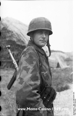 bundesarchiv_bild_101i-680-8254-10a,_frankreich,_fallschirmjäger_mit_mp_monte_cassino_1944_com.jpg