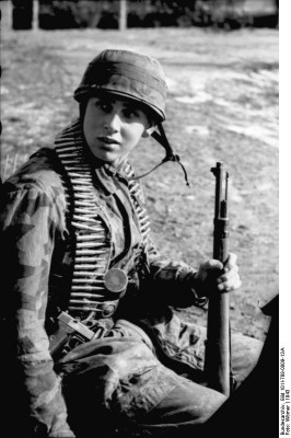 Bundesarchiv_Bild_101I-788-0009-13A_Tunesien_Fallschirmjäger_mit_Gewehr_u._Munitionsgurt.jpg