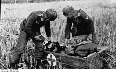 Bundesarchiv_Bild_141-0865__Kreta__Fallschirmj__ger_beim_Entpacken_eines_Beh__lters.jpg