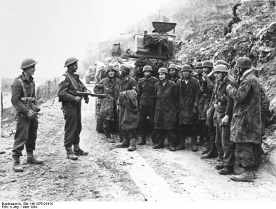 bundesarchiv_bild_146-1975-014-31,_monte_cassino,_deutsche_kriegsgefangene_monte_cassino_1944_com.jpg