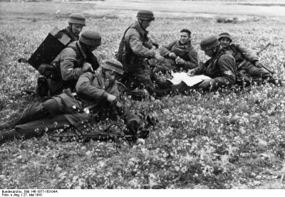 Bundesarchiv_Bild_146-1977-163-04A_Griechenland_Korinth_deutsche_Fallschirmjäger.jpg