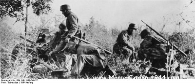 bundesarchiv_bild_146-1981-046-27,_nettuno,_fallschirmjäger_mit_leichter_pak_monte_cassino_1944_com.jpg