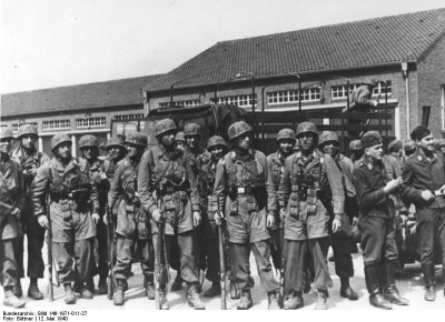 Bundesarchiv_Billd_146-1971-011-27,_Belgien,_Eben_Emael,_Fallschirmjäger.jpg